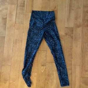 LIKE NEW zyia stone leopard scrunchy booty legging